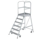 Escalier à plate-forme, avec marches d'un seul côté et roulettes à ressort, en aluminium strié - 6 marches