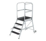 Escalier à plate-forme, avec marches accessibles d’un seul côté, roulettes et poignées, revêtement en corindon R13 - 4 marches