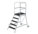 Escalier à plate-forme, avec marches accessibles d’un seul côté, roulettes et poignées, revêtement en corindon R13 - 5 marches