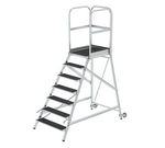 Escalier à plate-forme, avec marches accessibles d’un seul côté, roulettes et poignées, revêtement en corindon R13 - 7 marches