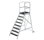 Escalier à plate-forme, avec marches accessibles d’un seul côté, roulettes et poignées, revêtement en corindon R13 - 8 marches