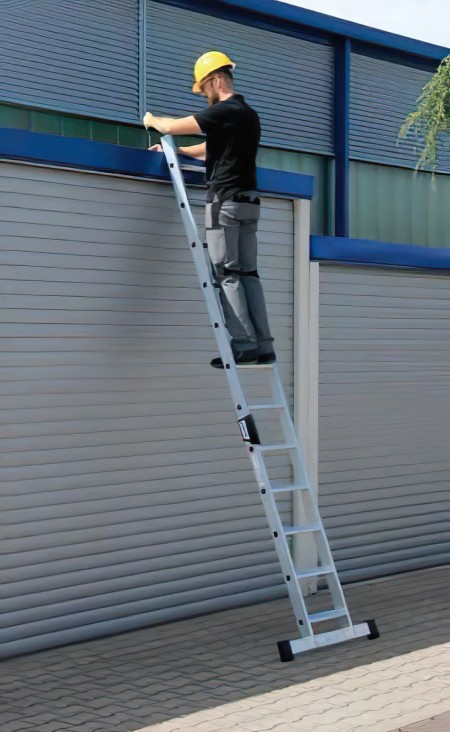 Échelle d’appui à marches avec traverse standard