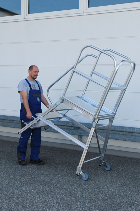 Escalier à plate-forme à marches d’un seul côté avec roulettes et poignées