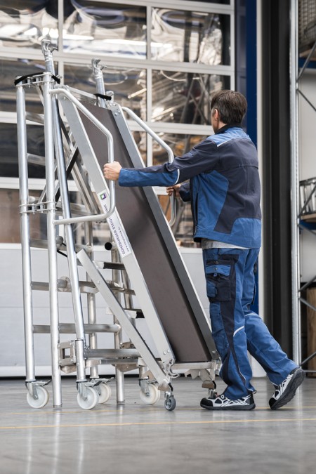 Plate-forme de montage avec accès par marche